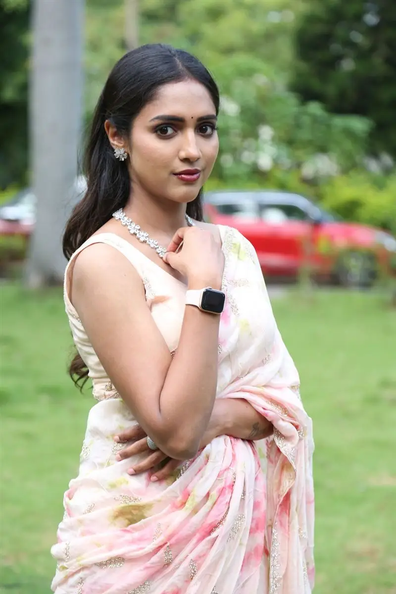 Vaishali Raj in sleeveless pink saree